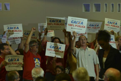 Movimentos sociais protestam em cerimônia de posse da presidenta da Caixa Na posse, militantes de movimentos sociais defendem caráter estatal da Caixa / Foto: Valter Campanato/Agência Brasil