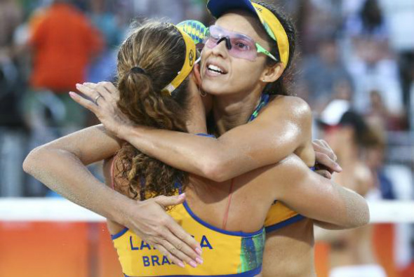 Larissa e Talita venceram as norte-americanas Lauren Fendrick e Brooke Sweat por 2 sets a 0 / Foto: Reuters/Ruben Sprich