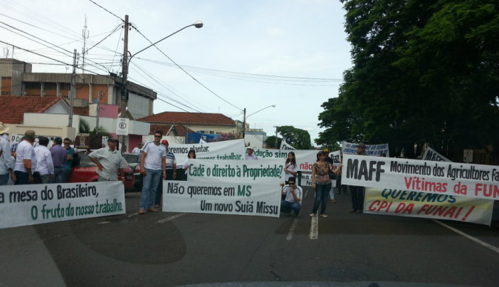 Os manifestantes pedem o cumprimento das reintegrações de posse, a paralisação de todo e qualquer processo de demarcação de áreas invadida