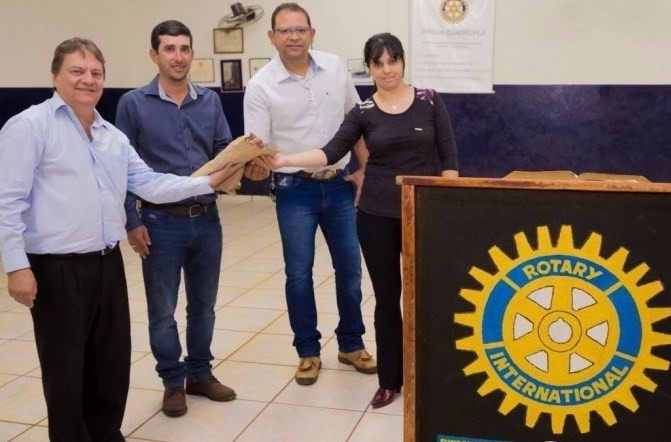 Desafio do Bem arrecada mais de R$ 10 mil para o campeão de rodeios, Corró O dinheiro foi entregue pelo presidente do Rotary, Darlan Sarmento; pelo presidente do SRA, Ronan Nunes e pelo locutor de rodeios, Paulo Sérgio Gomes / Foto: Divulgação