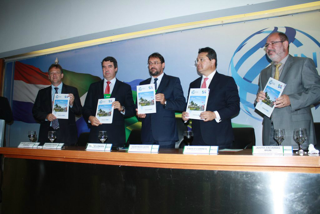 Governador de Amambay, Pedro Gonzáles Ramírez, secretário de Governo e Gestão Estratégica, Eduardo Riedel, presidente da Federação das Indústrias de MS, Sérgio Longen, ministro da Indústria e Comércio do Paraguai, Gustavo Leite e governador do Alto Paraná, Justo Zacarías Irún exibem o Guia do Projeto “Indústrias sem Fronteiras”, lançado nessa terça-feira (21).Foto: Divulgação 
