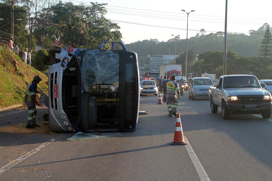 Ônibus tomba na Rodovia Raposo Tavares e deixa seis feridos
