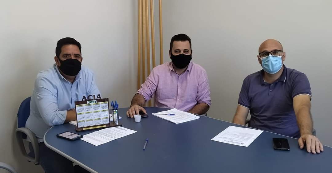 Presidente da ACIA de Amambai, Andrei Piovesan fala de projetos da associação Reunião com o vice-prefeito, Rodrigo Selhorst e com o vereador Odil Puques / Foto: Divulgação