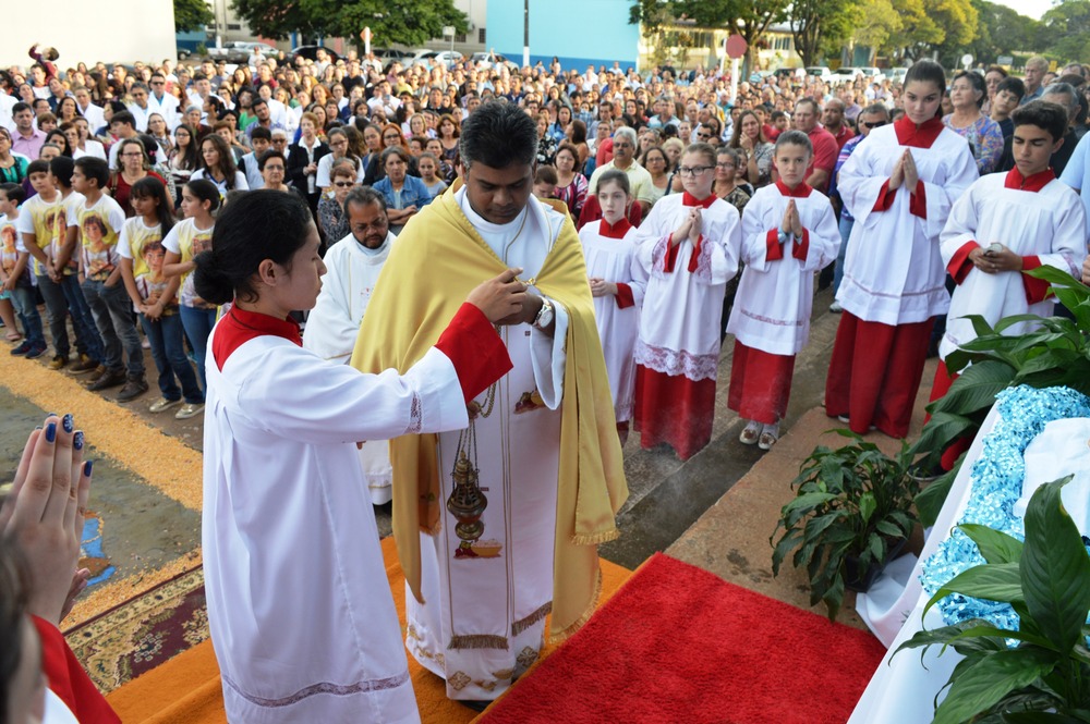 Fé moveu fiéis em Amambai no feriado de Corpus Christi Pe. Raju Devaracondada, pároco da Igreja Matriz de Amambai Nossa Senhora Auxiliadora / Foto: Moreira Produções