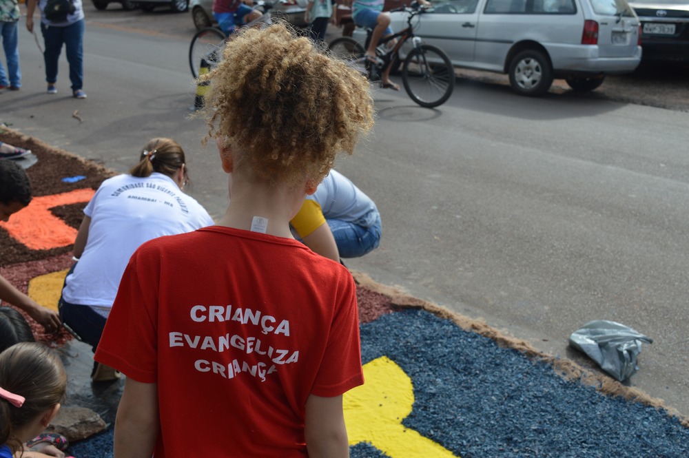 Fé moveu fiéis em Amambai no feriado de Corpus Christi Foto: Criança Evangeliza Criança / Foto: Moreira Produções