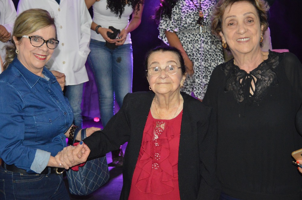 Vó Maria tem 96 anos fez questão de prestigiar o evento ao lado das filhas / Foto: Moreira Produções