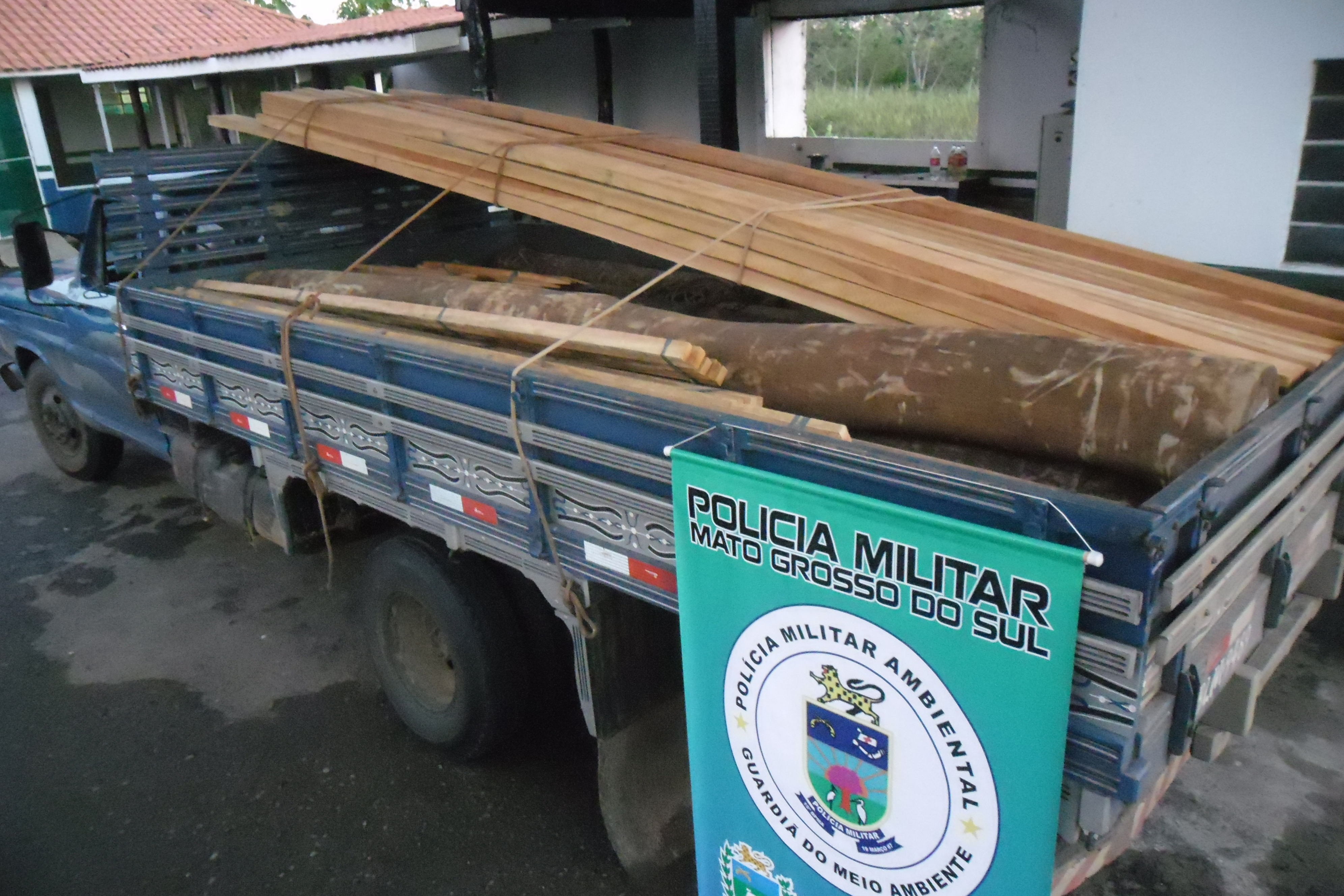 PMA apreende carga de madeira transportada ilegalmente