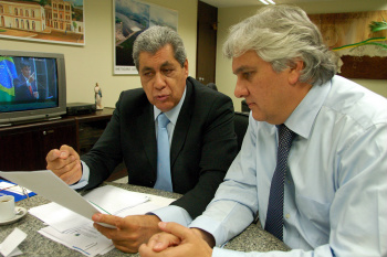 Delcídio e André discutem alternativas para aumentar receita de MS Delcídio e André discutiram alternativas para aumentar a receita de MS.