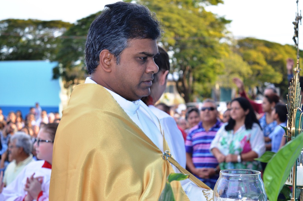 Fé moveu fiéis em Amambai no feriado de Corpus Christi Pe. Raju Devaraconda / Foto: Moreira Produções