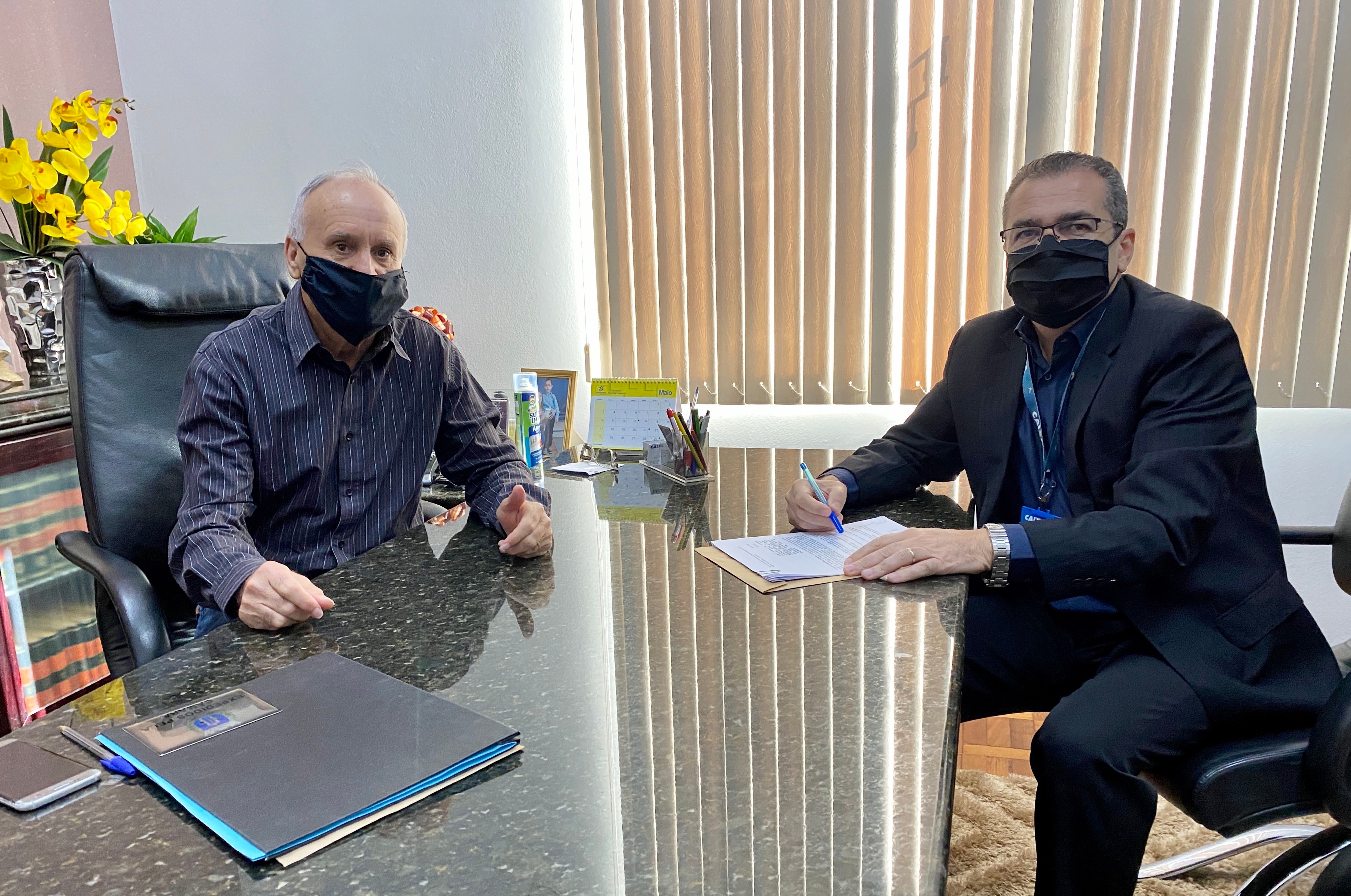 E/D- Presidente do legislativo, vereador Roberto Dias e o gerente da CEF,  Clóvis Luciano Martins / Foto: Felipe Schinaider Assessoria 