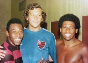 Nos 70 anos de Pelé, relembre o dia em que ele jogou no Fla Pelé faz amistoso com a camisa do Flamengo.