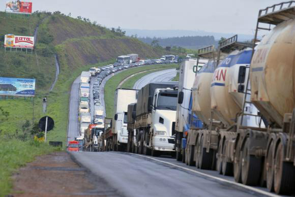 Caminhoneiros mantêm bloqueios em rodovias federais Os estados mais prejudicados pelos caminhoneiros são Rio Grande do Sul, com 23 pontos interditados, Santa Catarina, com 15 trechos bloqueados e Paraná, com dez bloqueios Valter Campanato/Agência Brasil