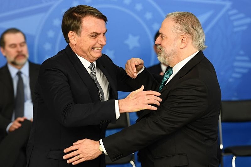 Jair Bolsonaro (sem partido) e o procurador-geral da república Augusto Aras, que pediu a suspensão do inquérito contra a rede de fake news bolsonarista nessa quarta-feira (27). - EVARISTO SA/AFP