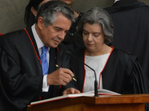 Marco Aurélio assume presidência do TSE e critica manifestações O ministro criticou a violência das manifestações nas ruas e destacou que a urna deve ser o local de protesto dos cidadãos