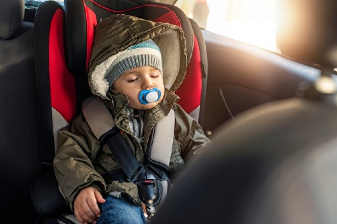 Estudo alerta pais a não deixarem crianças dormirem em cadeirinha do carro