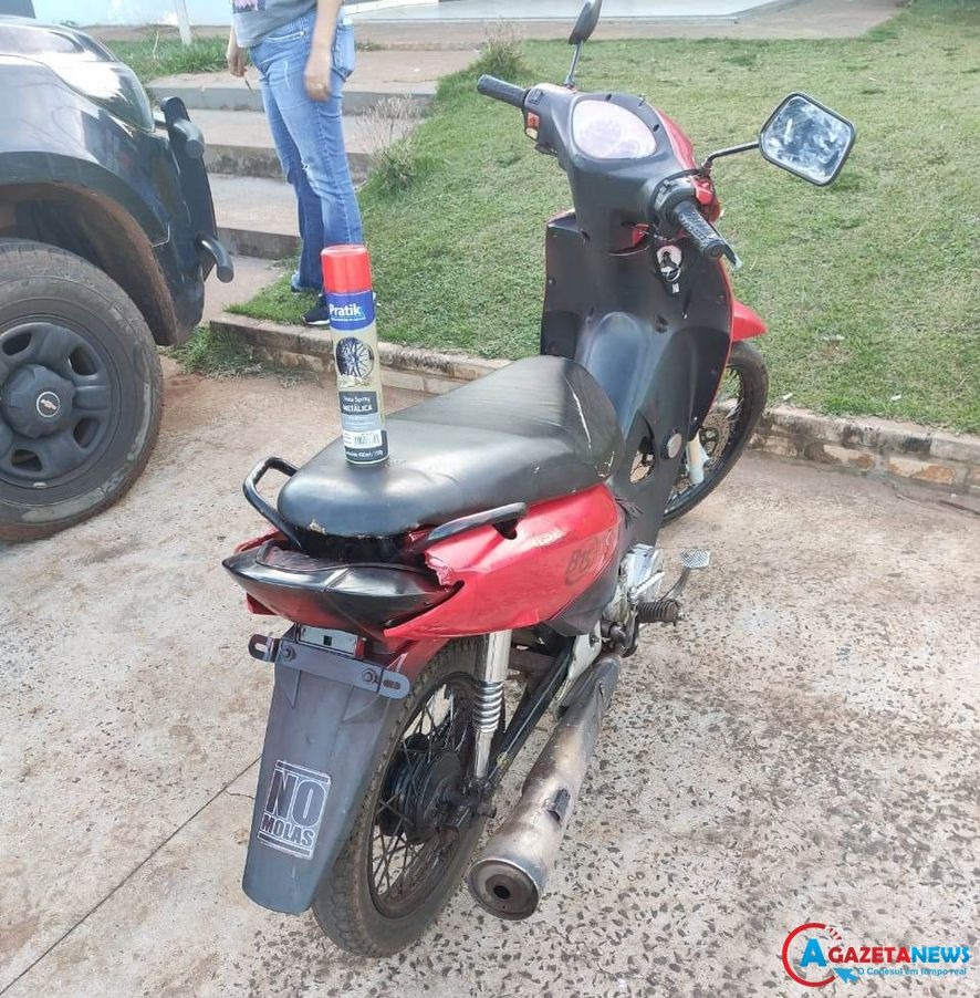 PC de Amambai prende dupla que assaltou pizzaria na quarta-feira Moto usada no assalto. A cor original é amarela e foi alterada para a cor vermelha para despistar investigação. Foto: Divulgação PC
