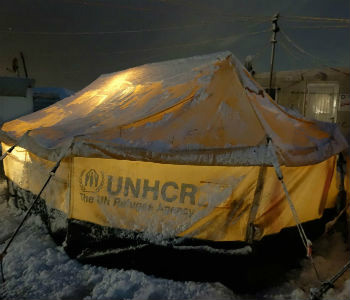 Abrigo coberto de neve em acampamento de refugiados. Foto: Acnur/H. Etyemezian