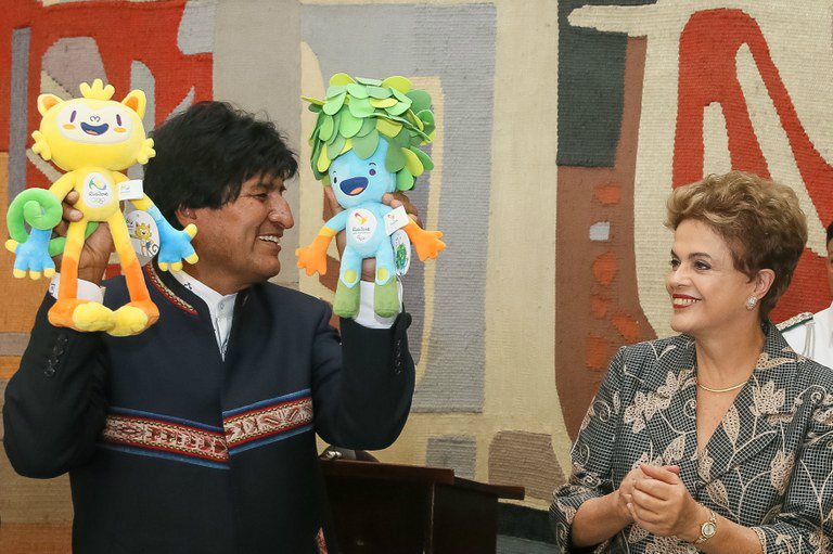 Brasil e Bolívia compartilham objetivo de superar fome, pobreza e desigualdade Dilma entrega a Evo Morales os dois mascotes dos Jogos Olímpicos e Paralímpicos de 2016, que serão realizados no Rio de Janeiro: Tom e Vinicius / Foto: Divulgação
