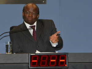 Joaquim Barbosa determina penas alternativas a três condenados no mensalão Na sexta-feira (15), Barbosa determinou a prisão de 12 réus condenados no processo do mensalão