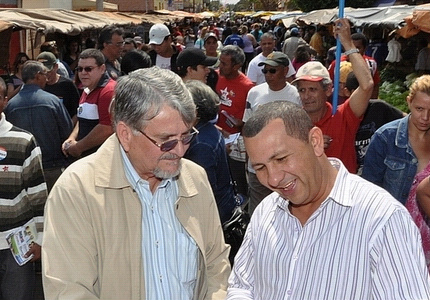 Na reta final de Campanha Zeca volta a visitar feira no Guanandi Candidato a governador de Mato Grosso do Sul, Zeca do PT.