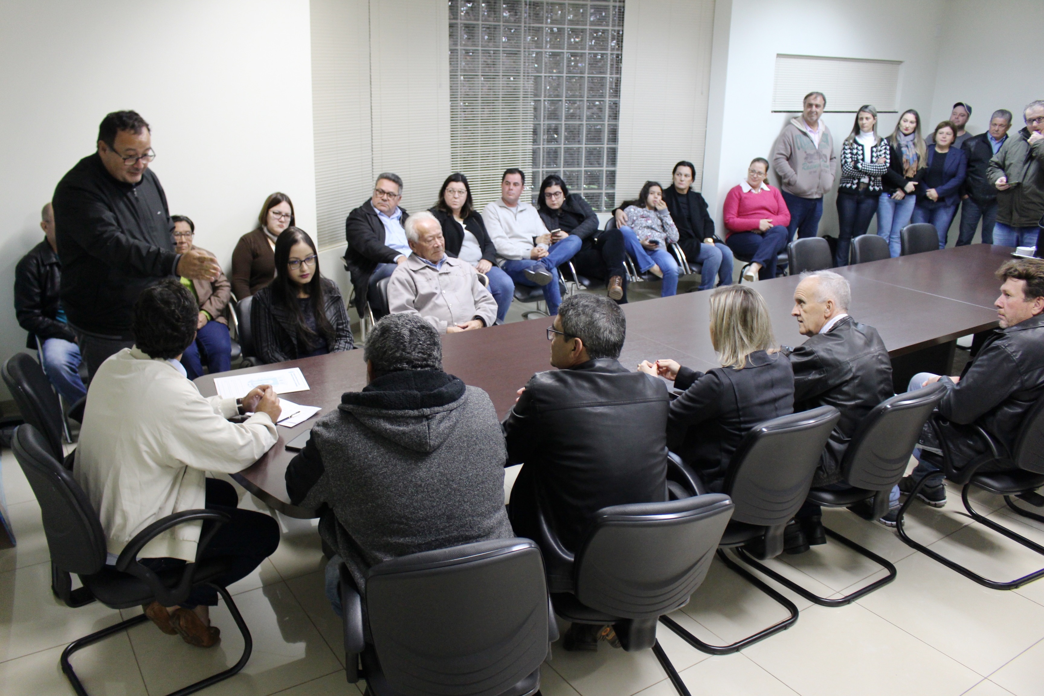 Dr. Bandeira e lideranças recepcionam Beto Pereira em Amambai A recepção ao deputado Beto Pereira nessa sexta-feira (24) em Amambai aconteceu na sala de reuniões, na prefeitura e contou com a presença de autoridades, agentes públicos e membros da sociedade amambaiense. (Foto: Vilson Nascimento)