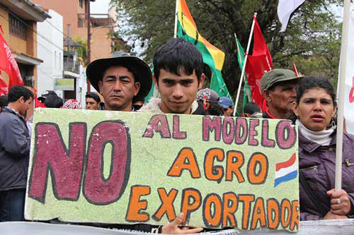 A expansão do agronegócio como política de Estado no Paraguai Camponeses de vários estados protestam contra prejuízos decorrentes do agronegócio, como a queda no valor da safra.