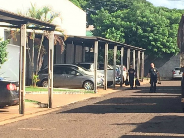 PF cumpre 20 mandados e apreende carros avaliados em R$ 400 mil em MS Movimentação na PF em Dourados relacionada à Operação Matterello / Foto: Camilla Jovê/ TV Morena
