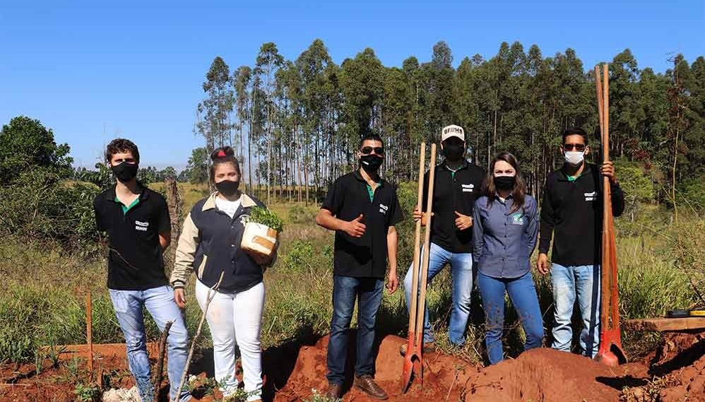 Amambai: Secretaria de Meio Ambiente realiza projeto de recuperação de nascentes A Engenheira Ambiental, Jéssica Keitel junto aos estagiários da Secretaria Municipal de Agricultura.