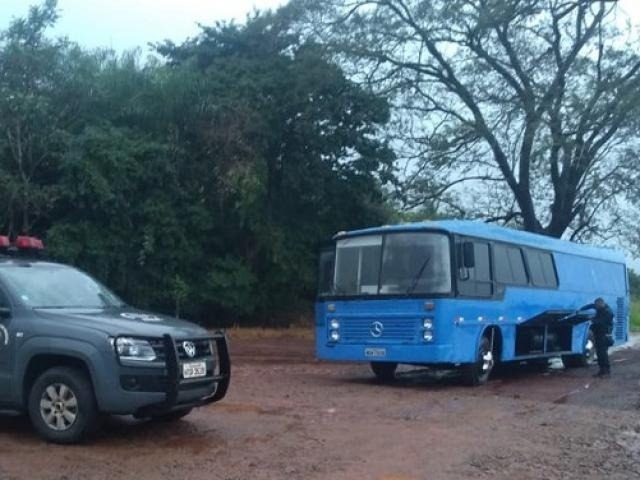 Policial do DOF observa bagageiro de motorhome apreendido ontem em Caarapó (Foto: Divulgação)