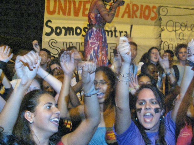 Estudantes pintam o rosto para pedir melhoria na infraestrutura de ensino
