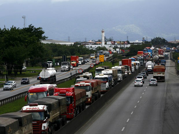 Caminhoneiros interditam acesso ao Porto de Santos na rodovia Anchieta Congestionamentos na entrada do Porto de Santos são constantes / Foto: A Tribuna de Santos