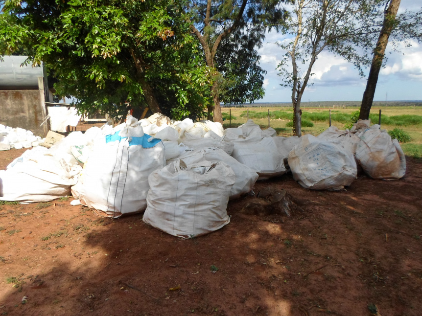 Policiais Ambientais autuaram em R$ 15 mil um fazendeiro que armazenava inadequadamente embalagens e agrotóxicos. / Foto: Divulgação