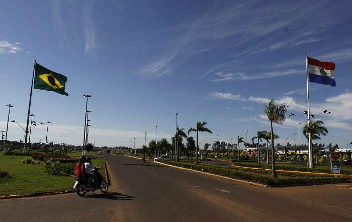 Crise no Paraguai gera tensão e esvazia comércio na fronteira com Brasil