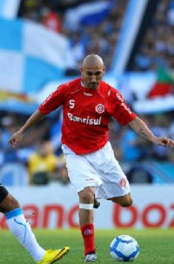 Inter consegue empate e impede Grêmio de entrar no G-4 Guiñazu tentando armar ataque do Internacional contra o Grêmio no Olímpico.