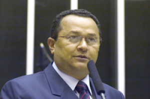Projeto legaliza cheque pré-datado Silas Câmara: Justiça já admite pré-datado, mas ainda há lacuna na legislação.