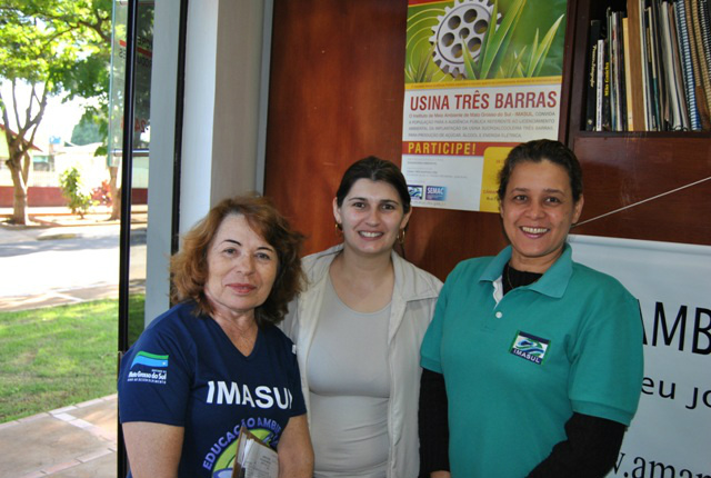 Maria José Alves Martins (E), Maristela Lopes Soares e Ana Cristina Bergler em visita à redação do jornal eletrônico Amambai Notícias.