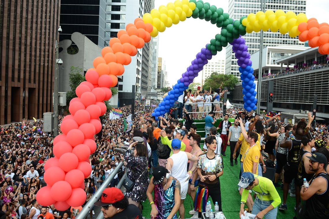 Quase 20 trios elétricos animam o público da 21ª Parada do Orgulho LGBT, na Avenida Paulista (Rovena Rosa/Agência Brasil)São Paulo - Quase 20 trios elétricos animam o público da 21ª Parada do Orgulho LGBT, na Avenida Paulista / Foto: Rovena Rosa