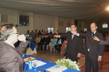 Momento do juramento do prefeito e vice de Amambai.