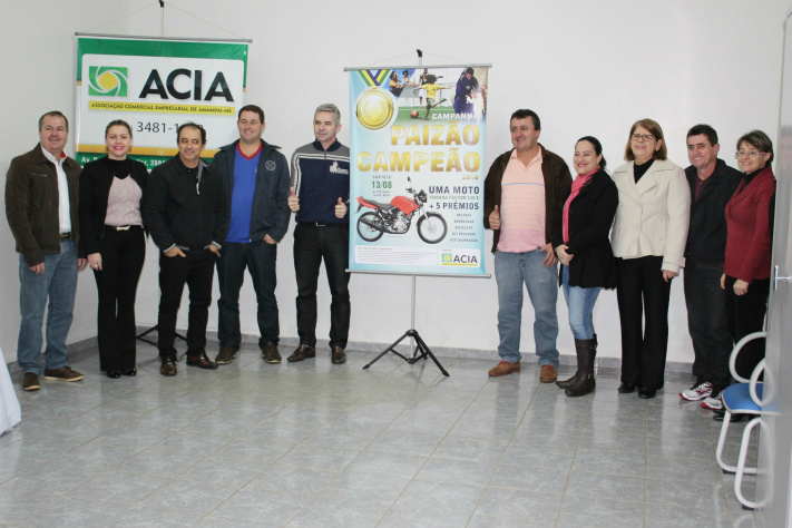 Dia dos Pais movimenta comércio amambaiense Membros da diretoria da ACIA, durante lançamento da campanha Paizão Campeão / Foto: Moreira Produções