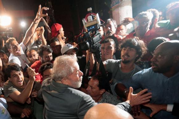 Apoiadores tentam impedir saída do ex-presidente Lula do Sindicato dos Metalúrgicos do ABC, em São Bernardo do Campo. Lula deixou o local para cumprir a ordem de prisão determinada pelo juiz Sérgio Moro