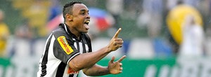 Com show de Obina, Atlético Mineiro faz quatro gols e vence o Cruzeiro Com show de Obina, Atlético Mineiro faz quatro gols e vence o Cruzeiro