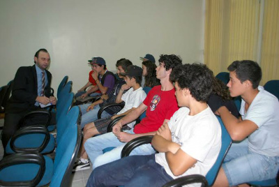 Vereador Luciney pede pista de Skate para Amambai Vereador Luciney com skatistas, durante sessão no legislativo municipal / Foto: Assessoria