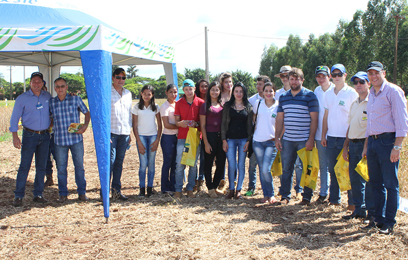 Alunos da escola Agrícola participam de Dia de Campo da Coopersa em Amambai Alunos do curso agro técnico, o coordenador Allan, o Secretário Municipal de Gestão, Rodrigo Selhorst, o Diretor de Trânsito, Jabes Moreira e o vereador Jaime Bambil participaram do Dia de Campo / Foto: Decom