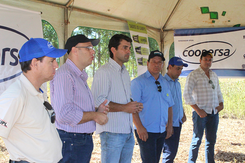 Alunos da escola Agrícola participam de Dia de Campo da Coopersa em Amambai Autoridades e produtores rurais demonstram interesse em fomentar e incentivar o crescimento do campo de pesquisas / Foto: Decom