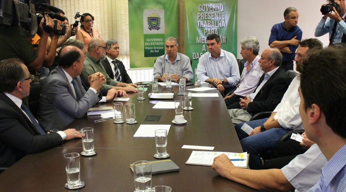 O governador Reinaldo Azambuja em reunião com representantes de diversos segmentos para definição da redução da alíquota do ICMS.