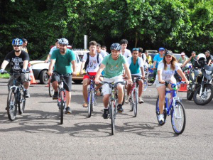 Eduardo Romero chega de bicicleta para posse como vereador em Campo Grande Com grupo de 15 ciclistas, ele foi o primeiro a chegar ao Centro de Convenções Rubens Gil de Camilo