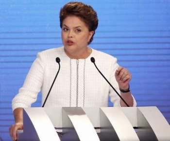 Dilma apresenta documento com 13 compromissos para eventual governo Dilma apresenta documento com 13 compromissos para eventual governo