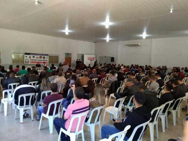 Policiais militares decidem por manifestação para pedir reajuste em MS Assembleia aconteceu neste sábado em Dourados (Foto: Adilson Domingos)