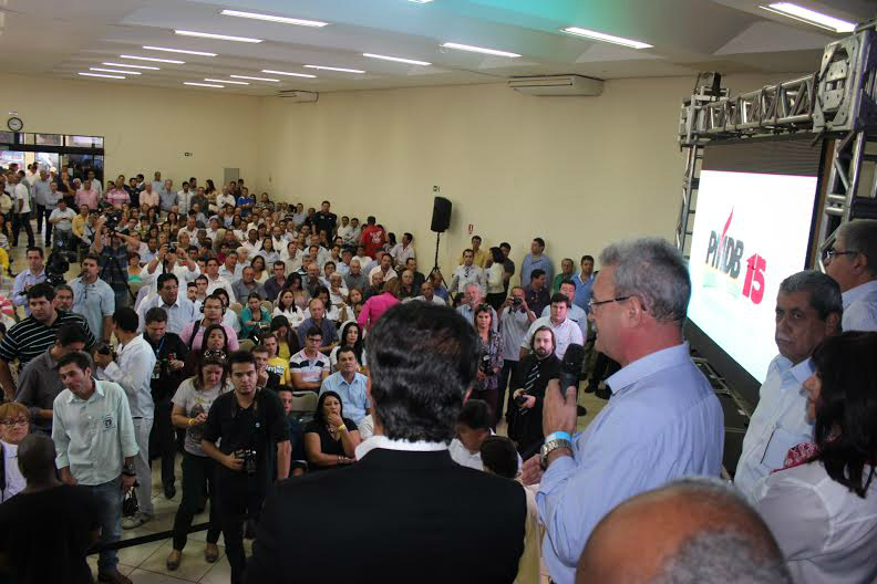 Encontro consolida pré-candidatura de Nelsinho, diz Geraldo Resende Geraldo Resende faz a abertura do Encontro Regional do PMDB em Dourados. (foto de Walter Ramos)