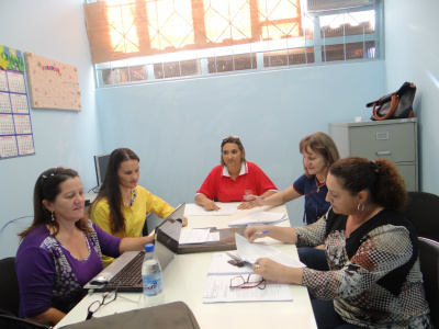 Membros da comissão reunidos para  reformular o estatuto dos trabalhadores na educação em AmambaiFoto: Assessoria